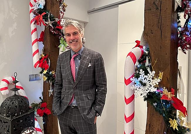 Iban López posa con la decoración navideña de su casa.