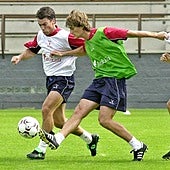 Julen Guerrero lucha por controlar un balón entre Aitor Larrazabal y Luis Prieto