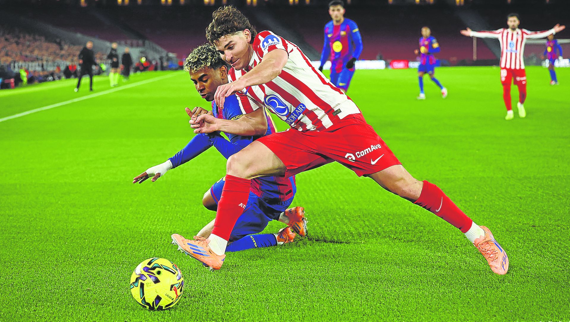 Julián Álvarez pugna por el balón con Lamine Yamal en el partido del martes en el Camp Nou que acabó con victoria culé.