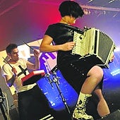 Trikitixa eta panderoa bezalako euskal instrumentu tradizionalak elektronika garaikidearekin uztartuko dira Durangon. Irudian, Gose taldea.