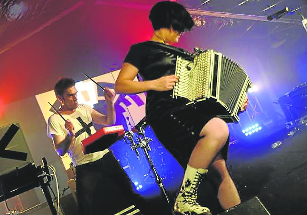 Trikitixa eta panderoa bezalako euskal instrumentu tradizionalak elektronika garaikidearekin uztartuko dira Durangon. Irudian, Gose taldea.