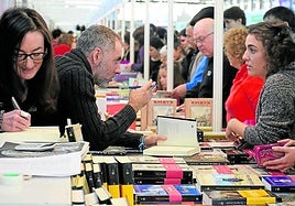 Inma Roiz eta Mikel Alvira liburuak sinatzen, Landako Gunean. Beheko irudian, Sara Uribe-Etxeberria.