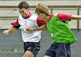 Julen Guerrero lucha por controlar un balón entre Aitor Larrazabal y Luis Prieto