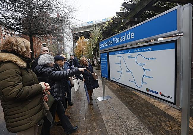 Vecinos de Rekalde observan uno de los carteles.