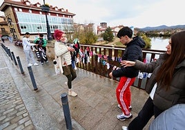 Profesores y alumnos se encargaban de colocar los calcetines a lo largo del puente.