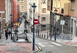 La calle Vallecilla, con cuatro tramos de elementos mecánicos, mide 300 metros de longitud y tiene una pendiente del 15% en algunos puntos.