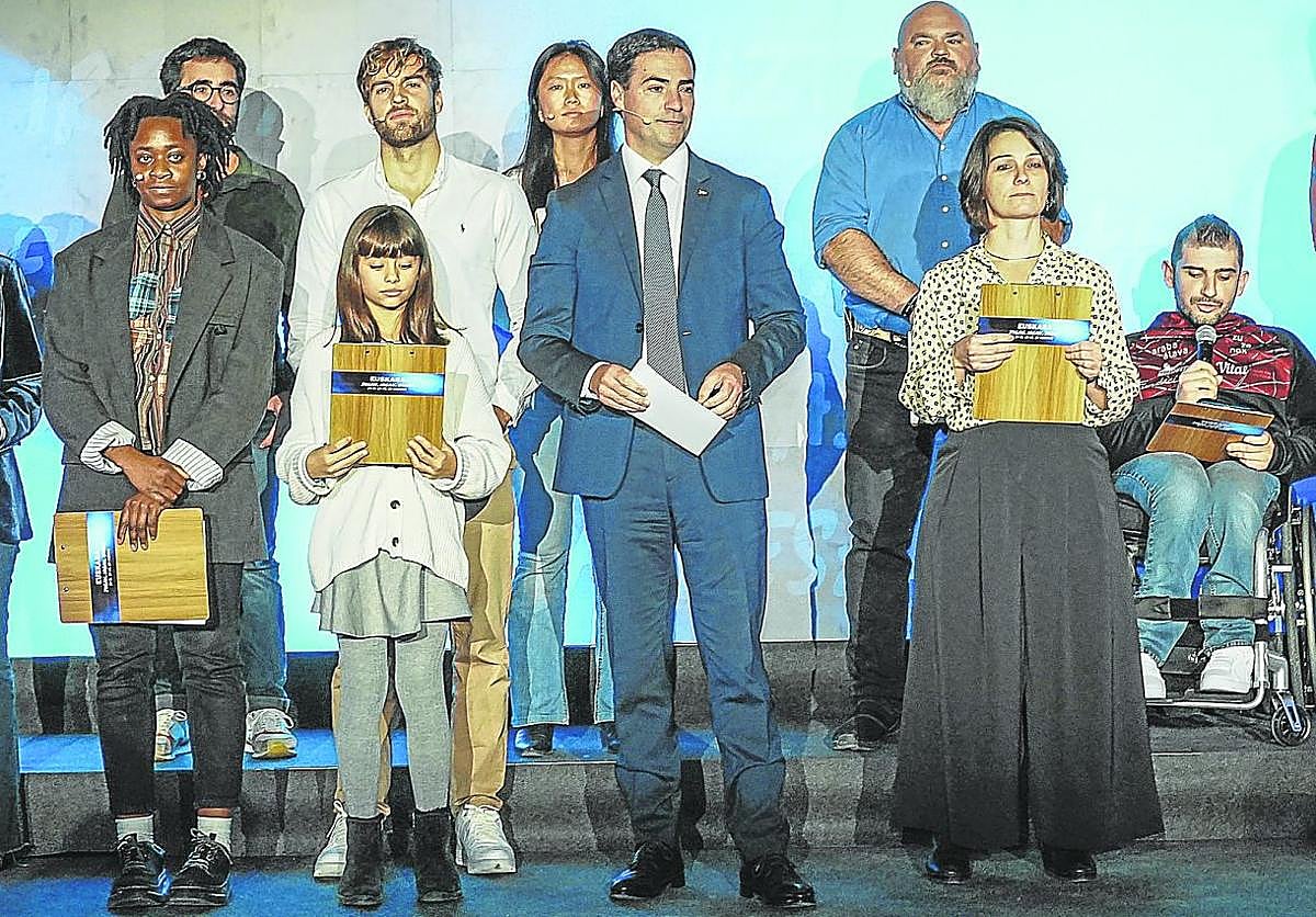 El lehendakari, Imanol Pradales, junto a algunos representantes de la sociedad vasca, durante el acto celebrado ayer en el espacio Elkargunea del palacio de Ajuria Enea.