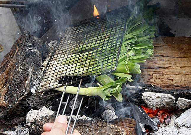 Las verduras pasan por la brasa.
