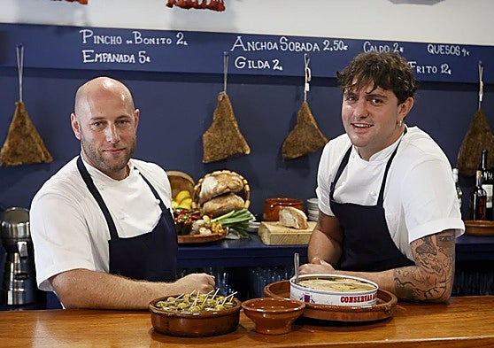 Jerónimo Pando y Carlos Urrutikoetxea, en la barra de Urruti Taberna.