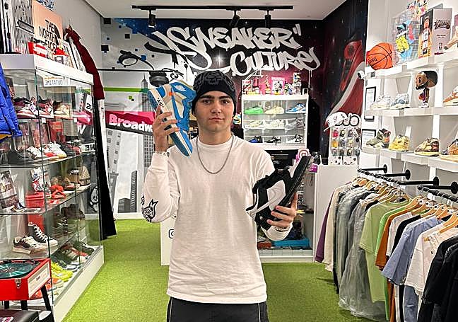 Mateo Romero, hermano de Óscar, abre todos los domingos por la mañana su tienda de sneakers The Sole Club.
