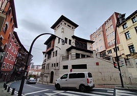 Vista lateral de las viejas escuelas de Ollerías.
