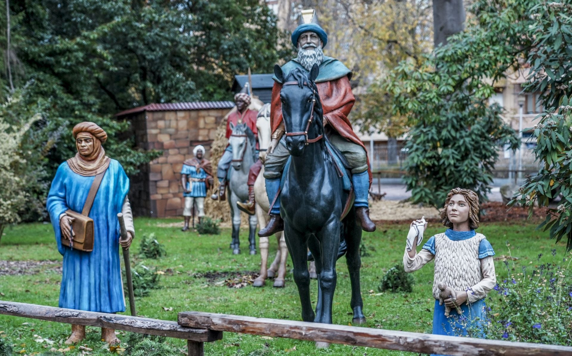 La inauguración del Belén de La Florida, la casa de Olentzero y Mari Domingui y el Mercado de Navidad de Vitoria, en imágenes