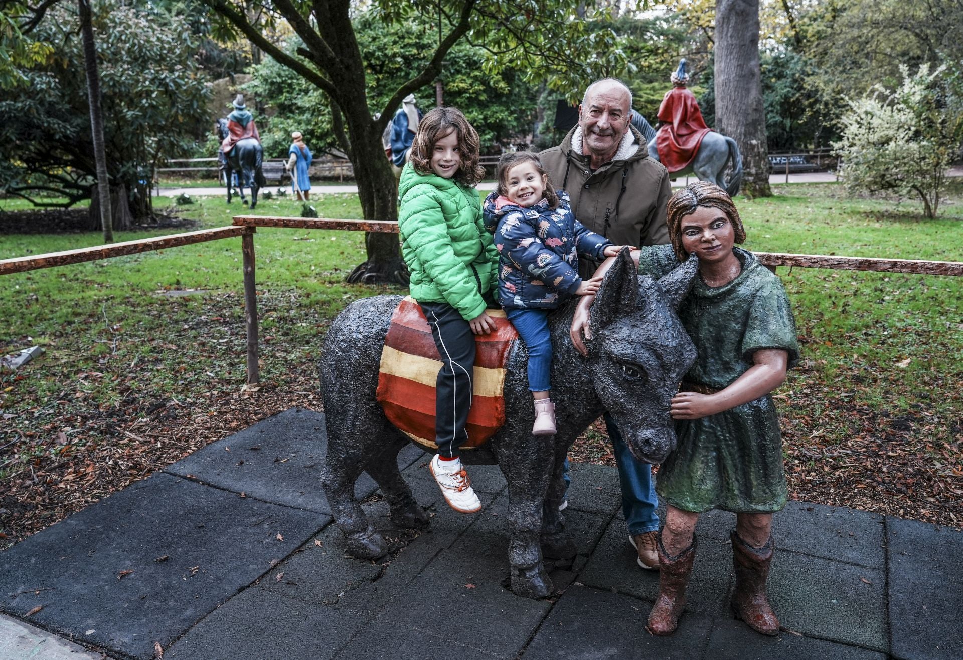La inauguración del Belén de La Florida, la casa de Olentzero y Mari Domingui y el Mercado de Navidad de Vitoria, en imágenes