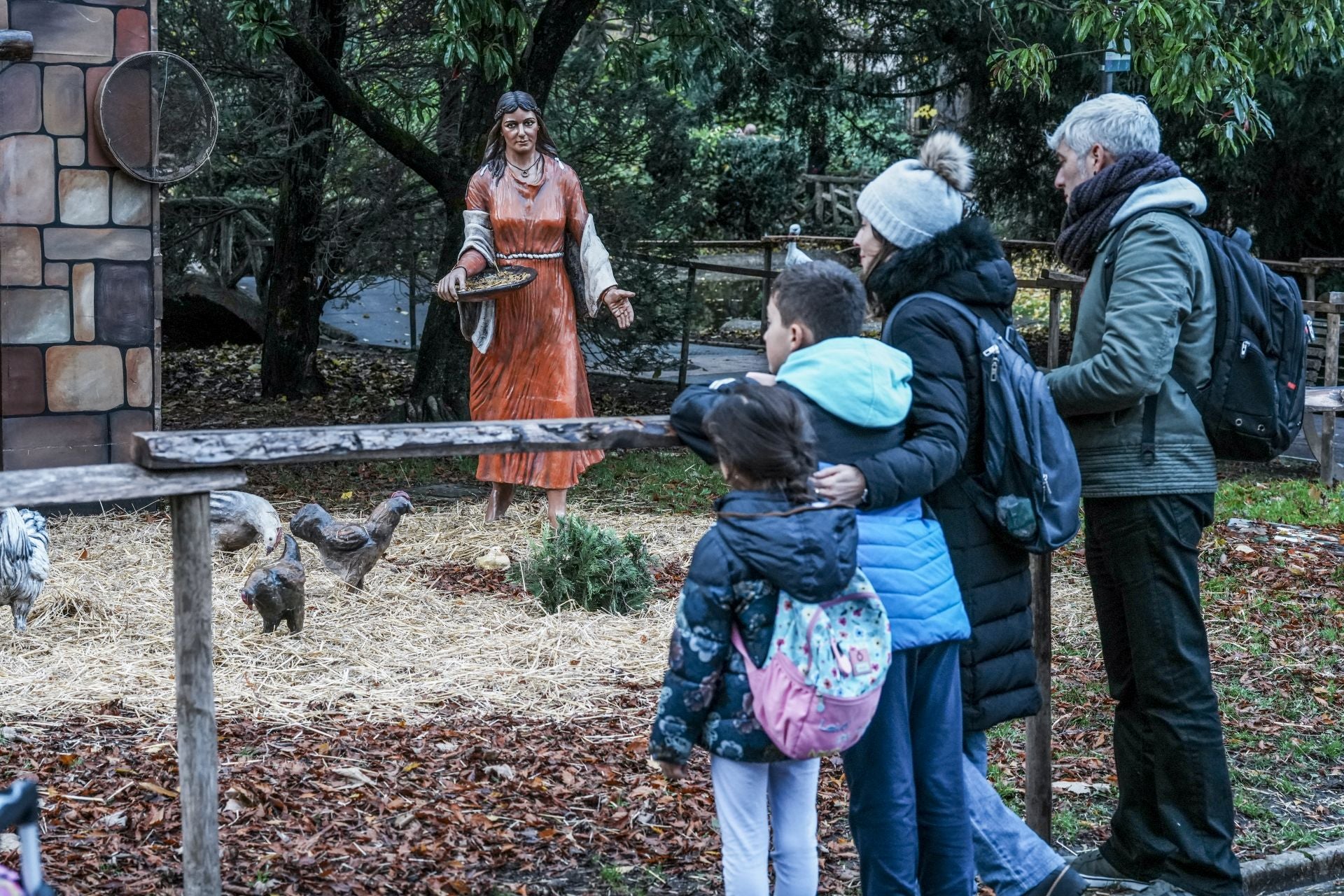 La inauguración del Belén de La Florida, la casa de Olentzero y Mari Domingui y el Mercado de Navidad de Vitoria, en imágenes