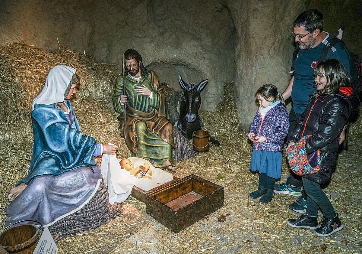La inauguración del Belén de La Florida, la casa de Olentzero y Mari Domingui y el Mercado de Navidad de Vitoria, en imágenes