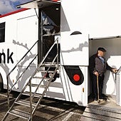 Oficina móvil de Kutxabank en un autobús.