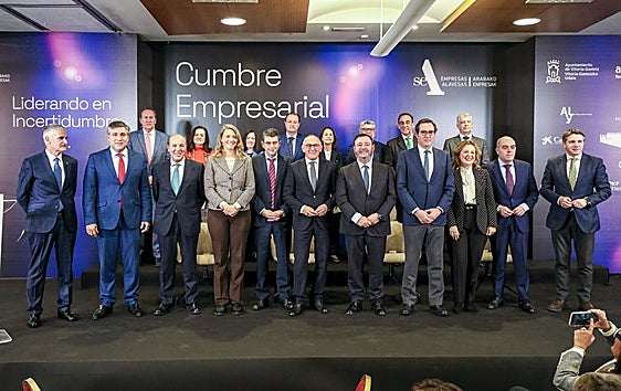 Foto de familia de la cumbre empresarial organizada por SEA Empresas Alavesas.
