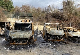 Estado actual de los vehículos atacados por un desconocido el pasado 17 de noviembre.