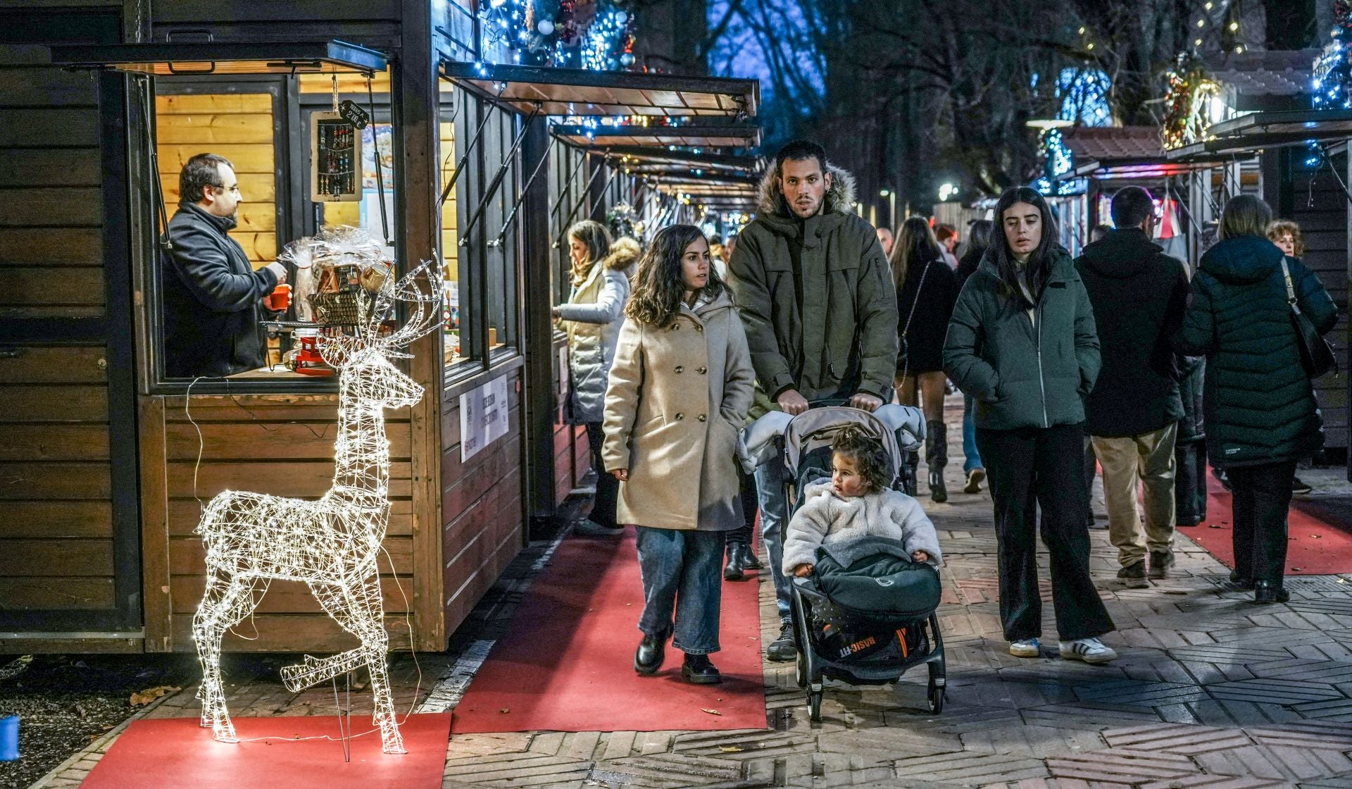 La inauguración del Belén de La Florida, la casa de Olentzero y Mari Domingui y el Mercado de Navidad de Vitoria, en imágenes