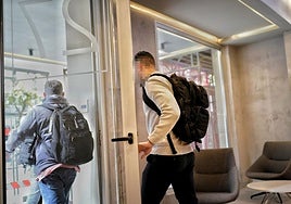 Agentes de la UCO registraron la sede de Acciona en Bilbao el 14 de noviembre.