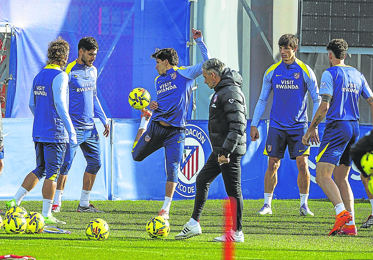 Jugadores del Atlético, en uno de los entrenamientos de esta semana.