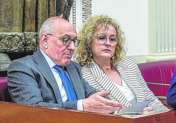 El diputado general, Ramiro González (PNV), charla con la 'número dos' de su gobierno, Cristina González (PSE), durante un pleno.