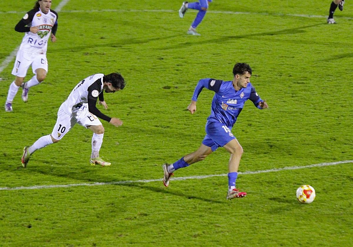 Zorrilla trata de lanzar una contra de los azules.