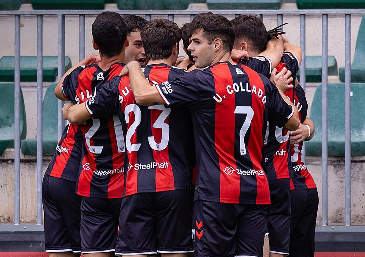 Jugadores del Arenas festejan un gol en Gobela.