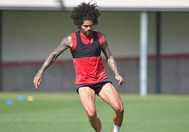 El exalbiazul Aridane estrella su Porsche contra tres coches aparcados y triplica la tasa de alcoholemia