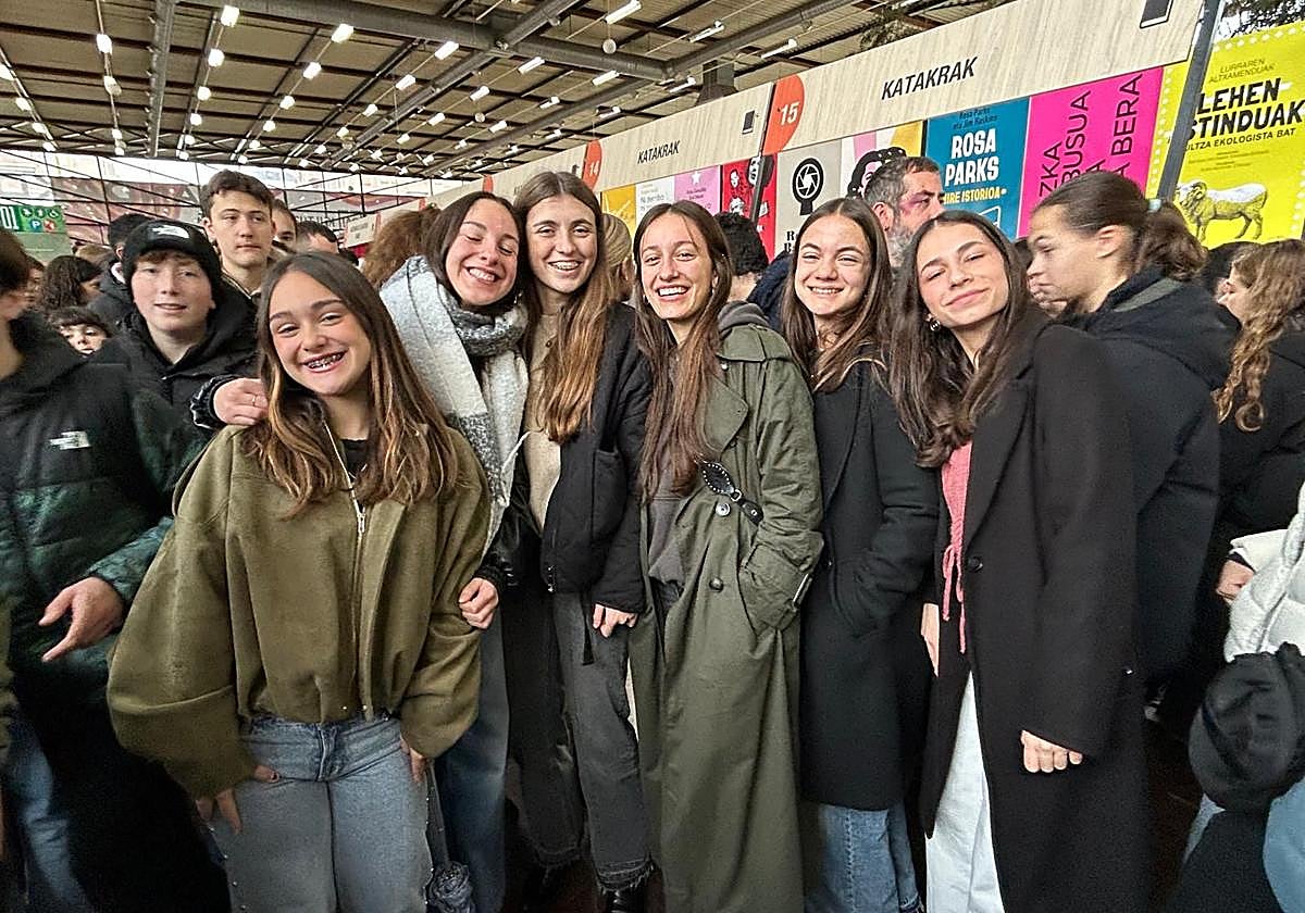 Un grupo de jóvenes de Basauri recién llegadas a la Azoka.