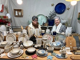 Maite Salutregi y Jone Urain, junto a las piezas de cerámica en el Mercado de Durango.
