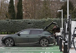 Un coche eléctrico en una electrolinera de Vitoria.