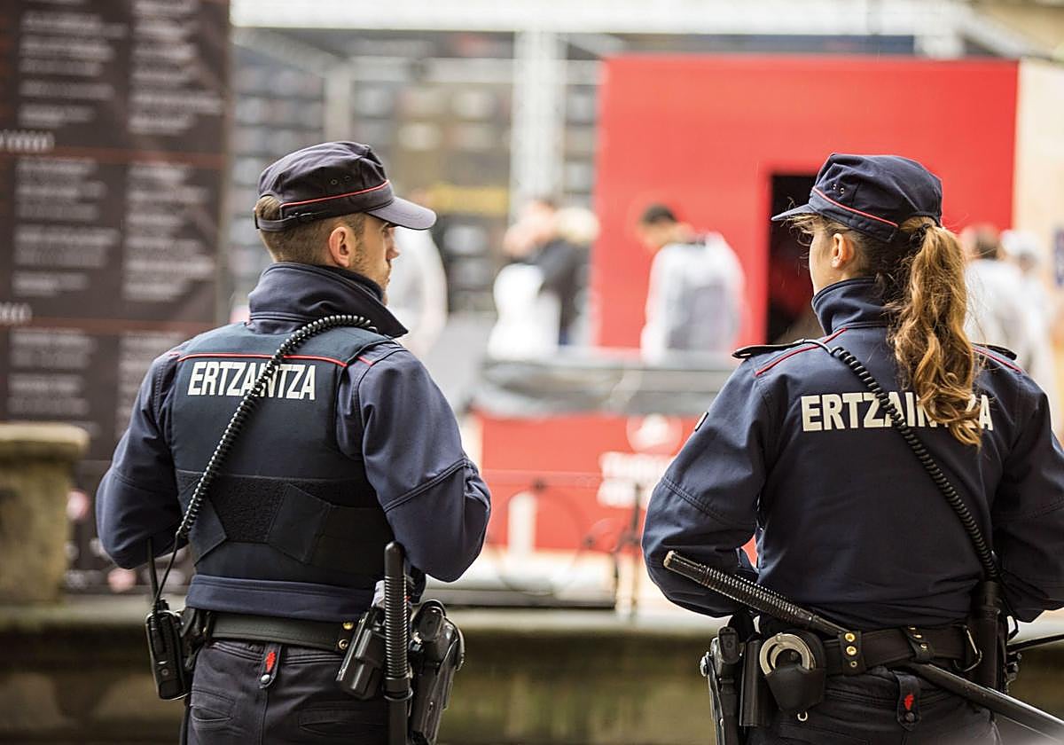 Dos agentes de la Ertzaintza patrullan por las calles de Vitoria.