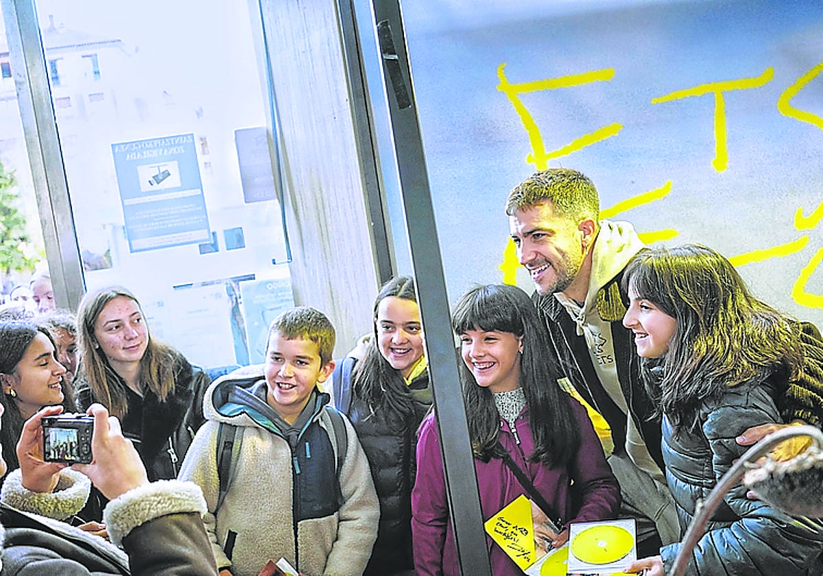 Iñigo de ETS se saca una foto con un grupo de fans.