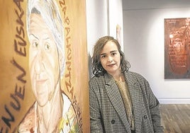 Irati Bazeta, junto a parte de su obra en el Museo de Durango.