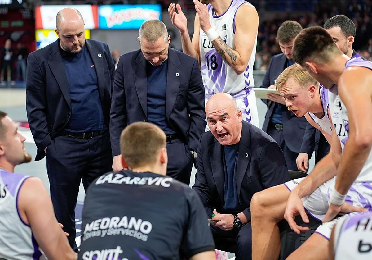 Ponsarnau da instrucciones a sus jugadores durante un tiempo muerto.