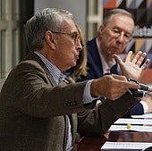 Ramón Jáuregui interviene en la conferencia, que estuvo moderada por Nieves Terán, ante la mirada de Alberto López Basaguren.
