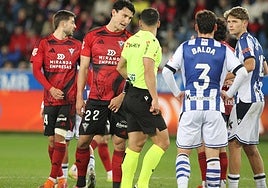 Juan Gutiérrez conversa con el colegiado navarro Alejandro Morilla en el choque ante el Sanse.