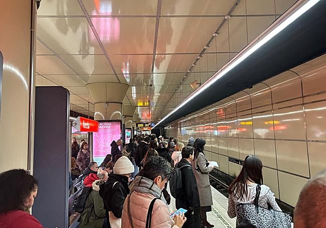 Usuarios esperando al metro en Areeta.