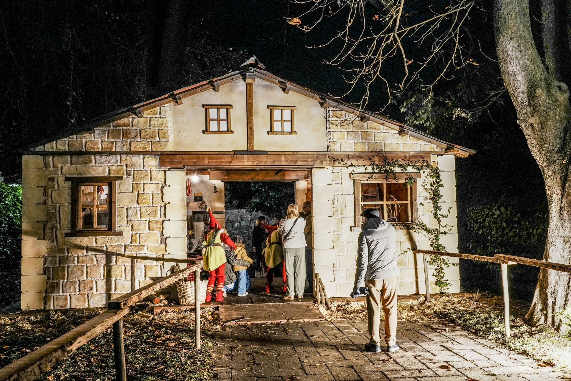 La inauguración del Belén de La Florida, la casa de Olentzero y Mari Domingui y el Mercado de Navidad de Vitoria, en imágenes