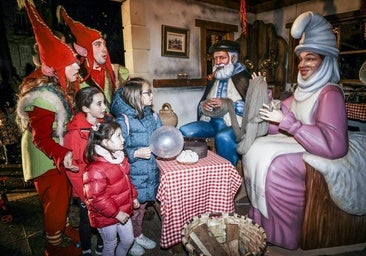 Olentzero y Mari Domingi. Los más pequeños se acercaron al palacio Zulueta de la Senda para pedir sus regalos de Navidad.