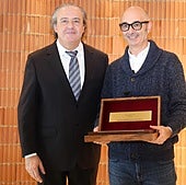 Juanjo Mena junto a Pablo Ortiz de Zárate, al frente de la delegación del Colegio de Arquitectos Vasco Navarro en Álava.
