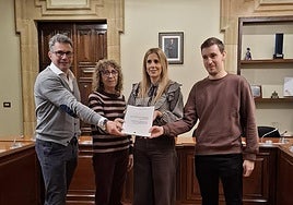 La alcaldesa, en el centro, muestra el documento de los presupuestos, junto a ediles del equipo de gobierno.
