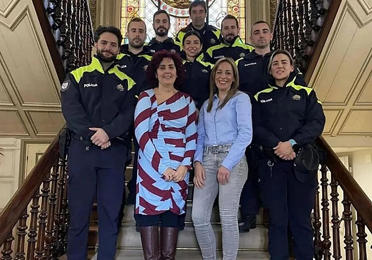 La exconcejala Sonia López, en primer término y camisa azul, junto a la alcaldesa, Karmele Tubilla, en una imagen de archivo tomada en el Ayuntamiento de Santurtzi