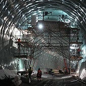 Varios operarios realizando los trabajos de impermeabilización de la galería subterránea.