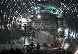 Varios operarios realizando los trabajos de impermeabilización de la galería subterránea.
