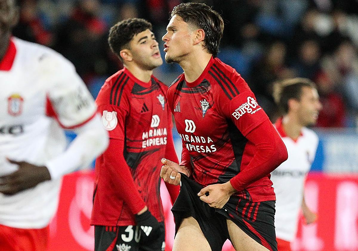 Martín Pascual y El Jebari se lamentan durante el último choque ante el Sporting.