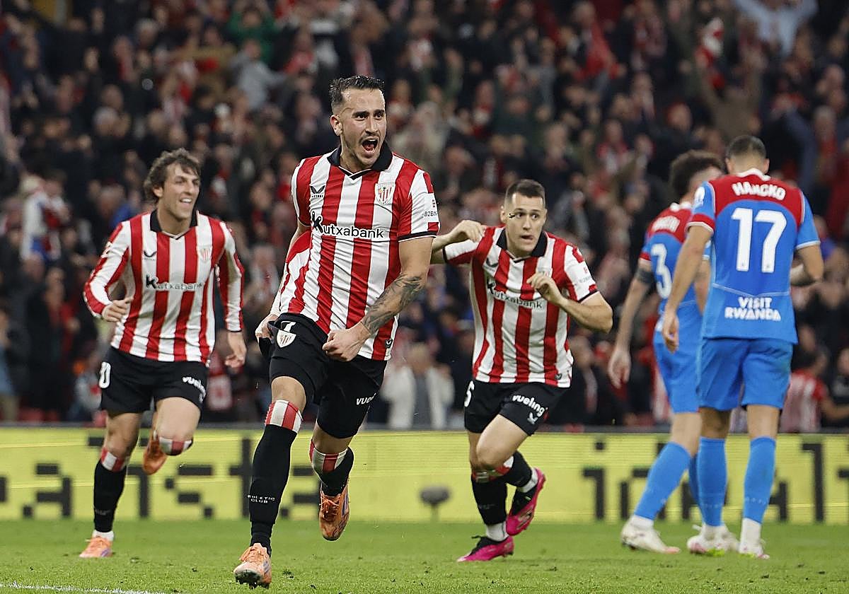 Izeta y Unai Gómez corren a celebrar con Berenguer el gol de la victoria.