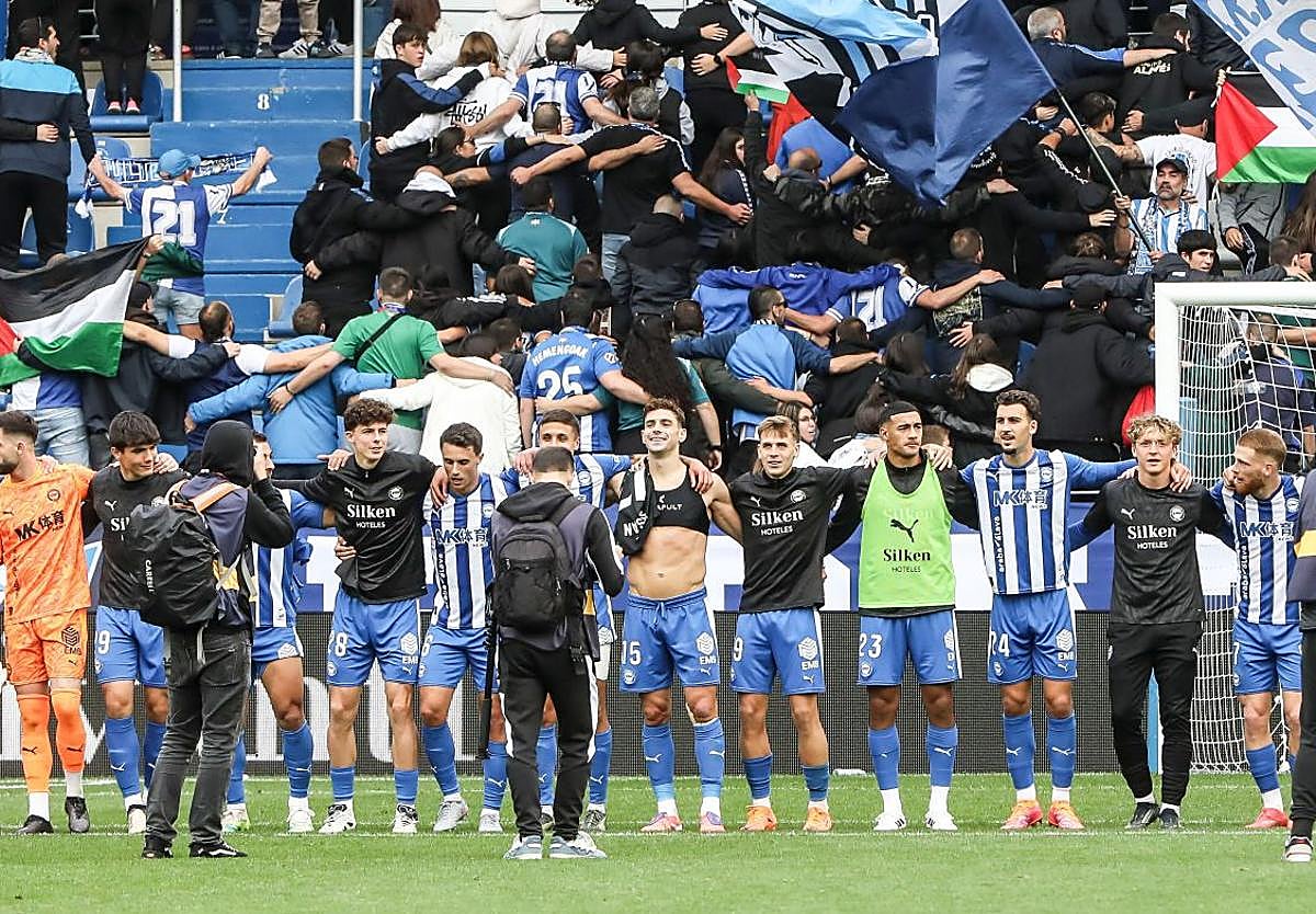 Los jugadores del Alavés celebran un triunfo en Mendizorroza con la afición.