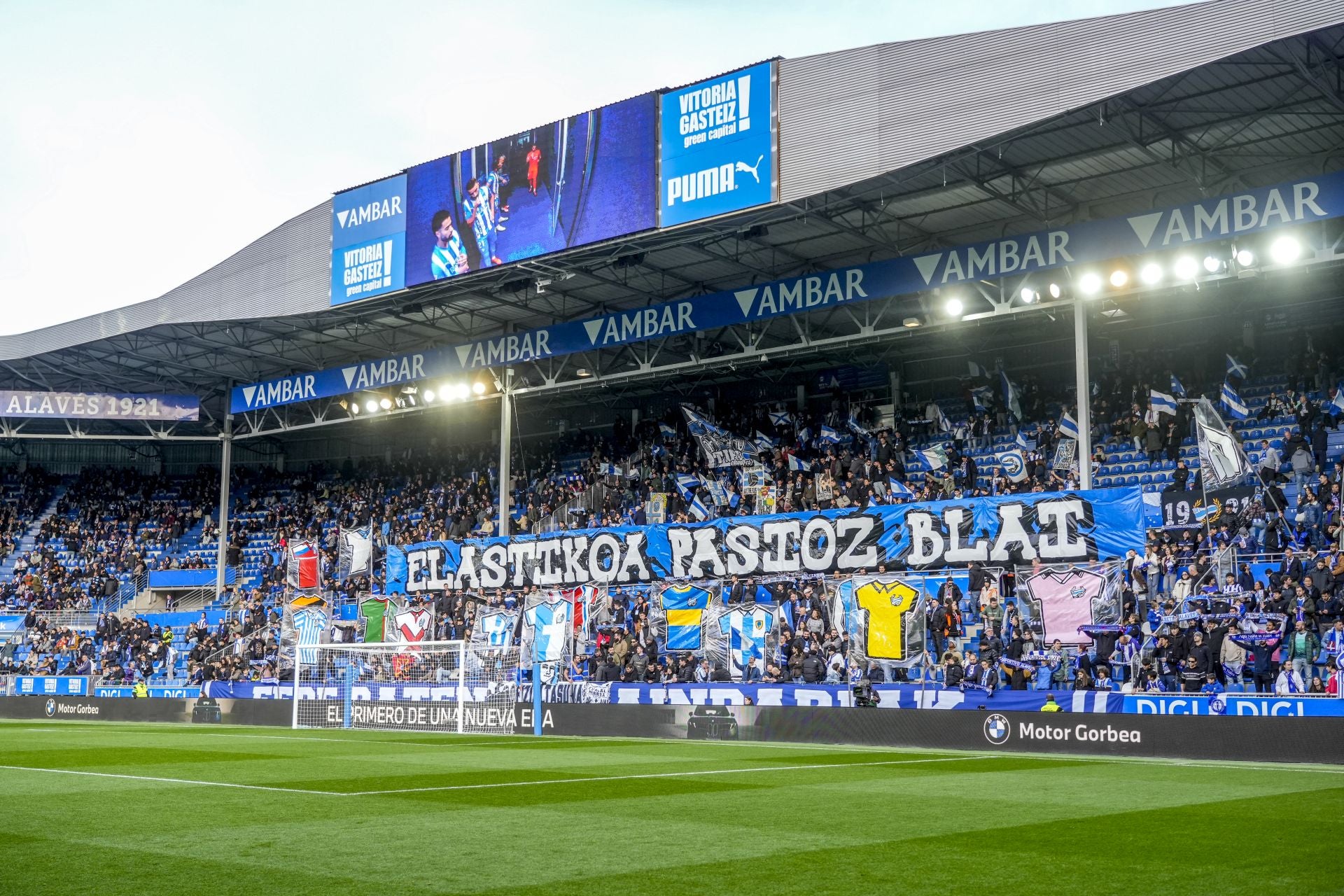 El espectacular tifo de Mendizorroza: «Empapad la elástica con pasión»